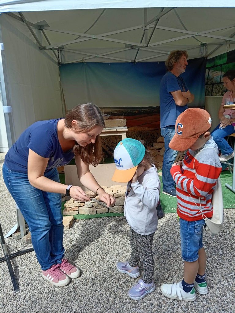 muret pierre sèche en construction, Beaune, Bourgogne, France muret pierre sèche en construction, Beaune, Bourgogne, France