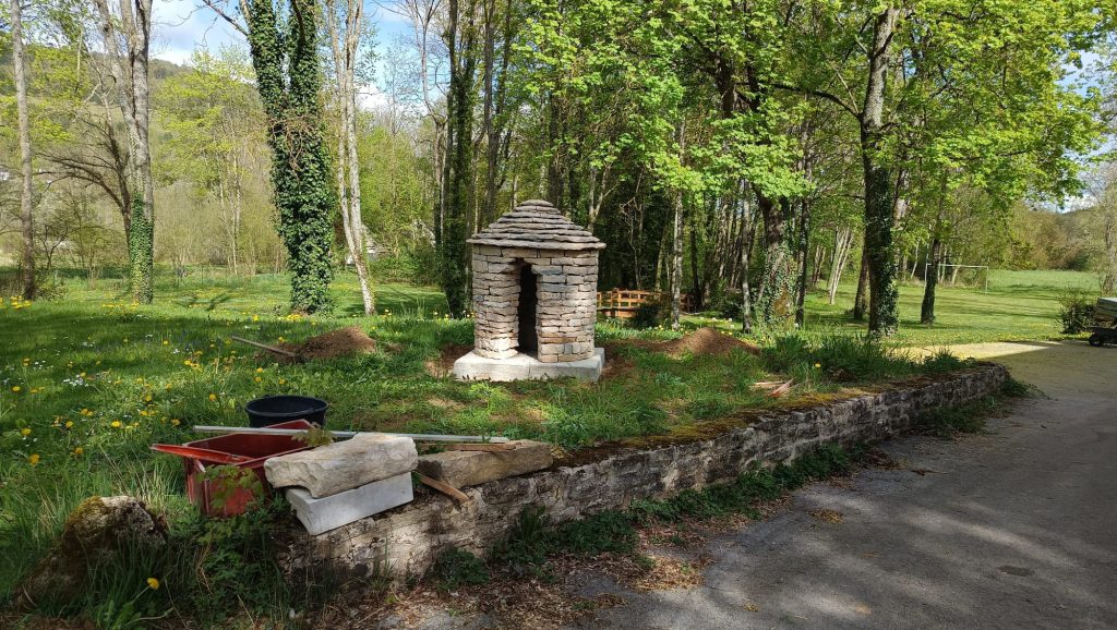 muret pierre sèche en construction, Beaune, Bourgogne, France muret pierre sèche en construction, Beaune, Bourgogne, France